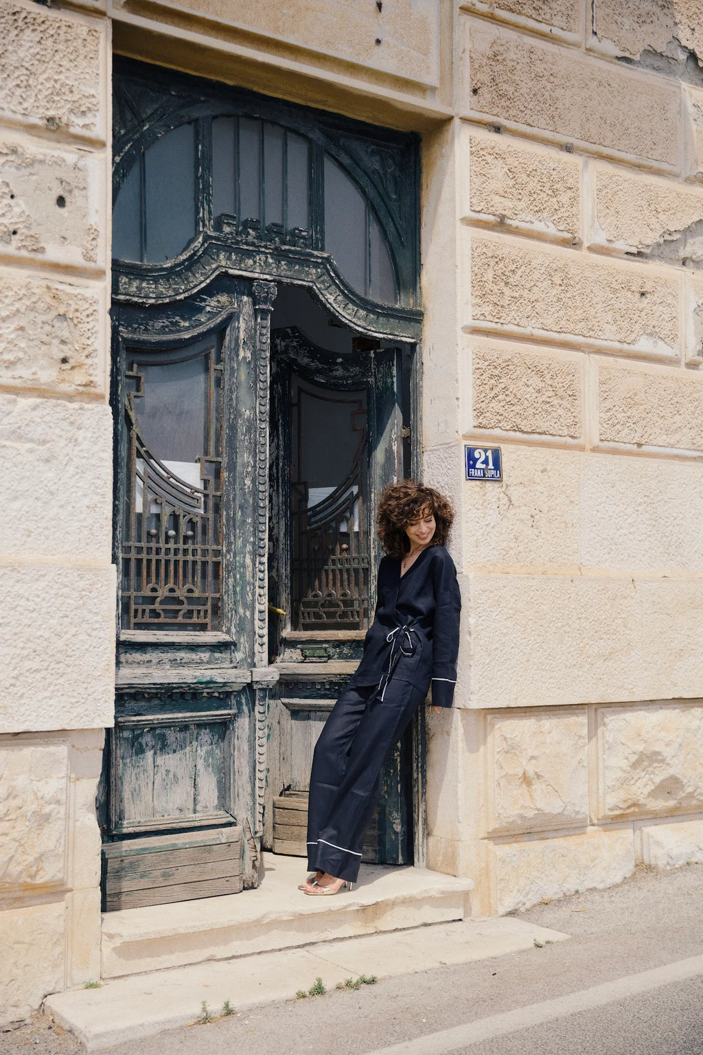 Noir Outline Linen Pants